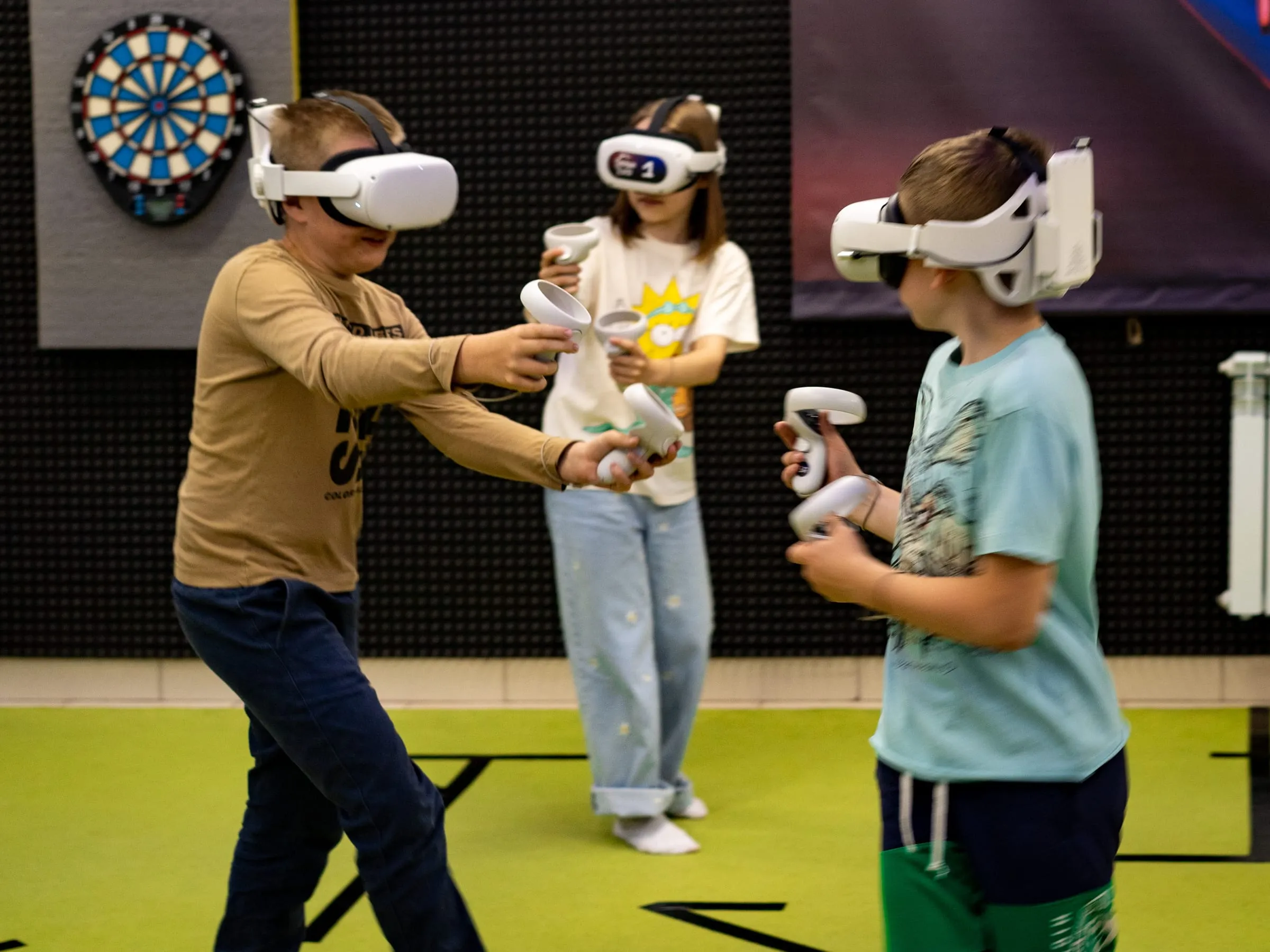 Дети играют на VR-арене