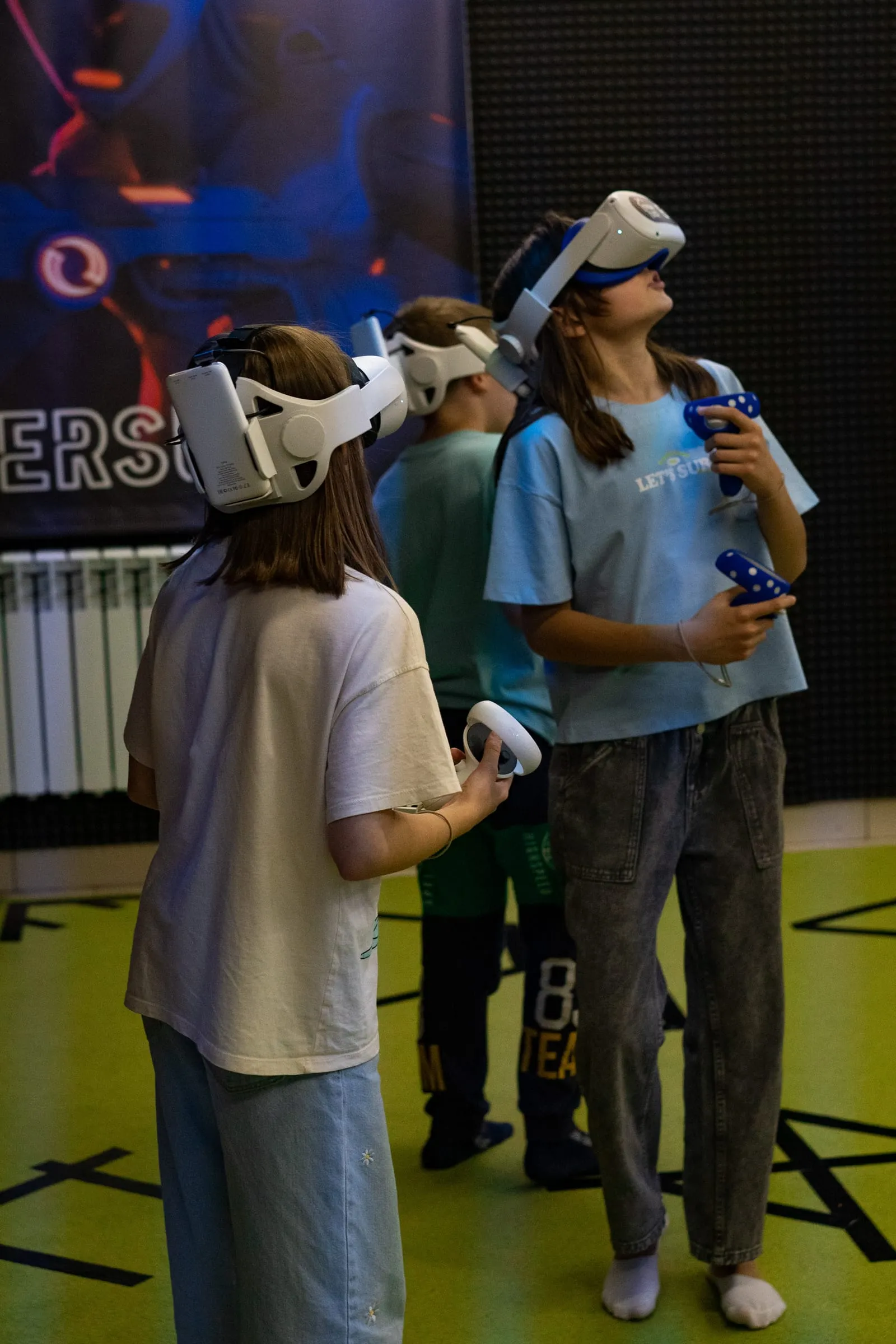 Дети в VR-шлемах на арене