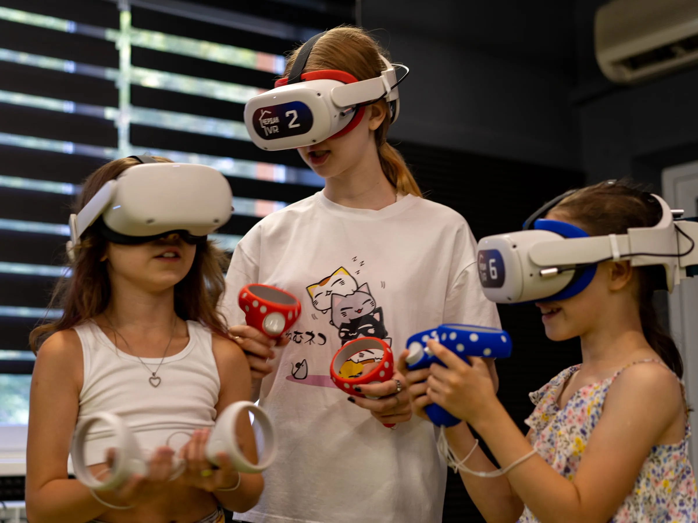 Девочки в VR-шлемах