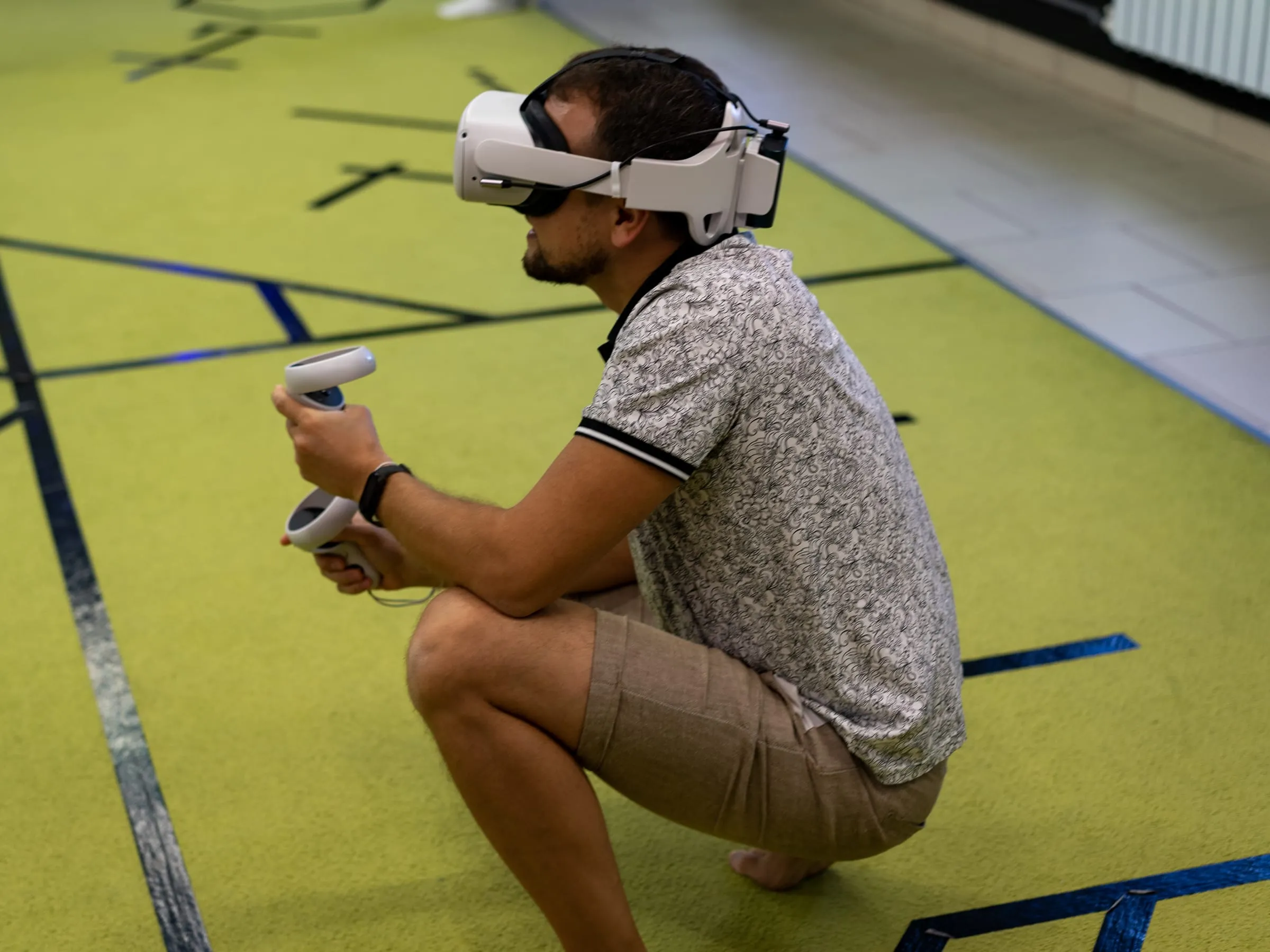 Взрослый играет на VR-арене