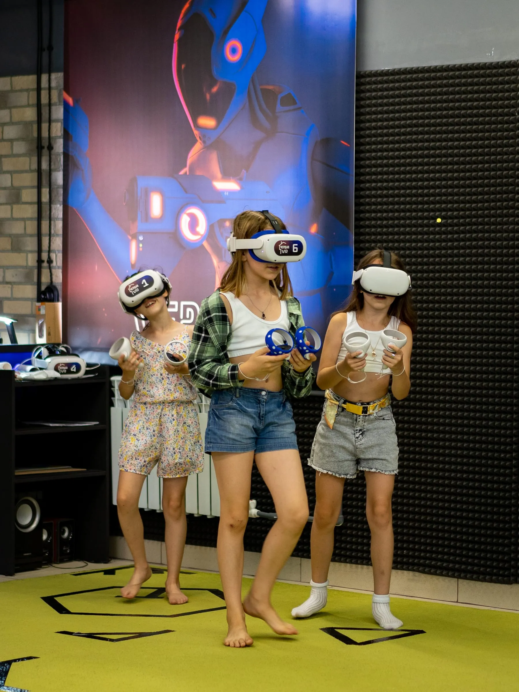 Три девочки на VR-арене