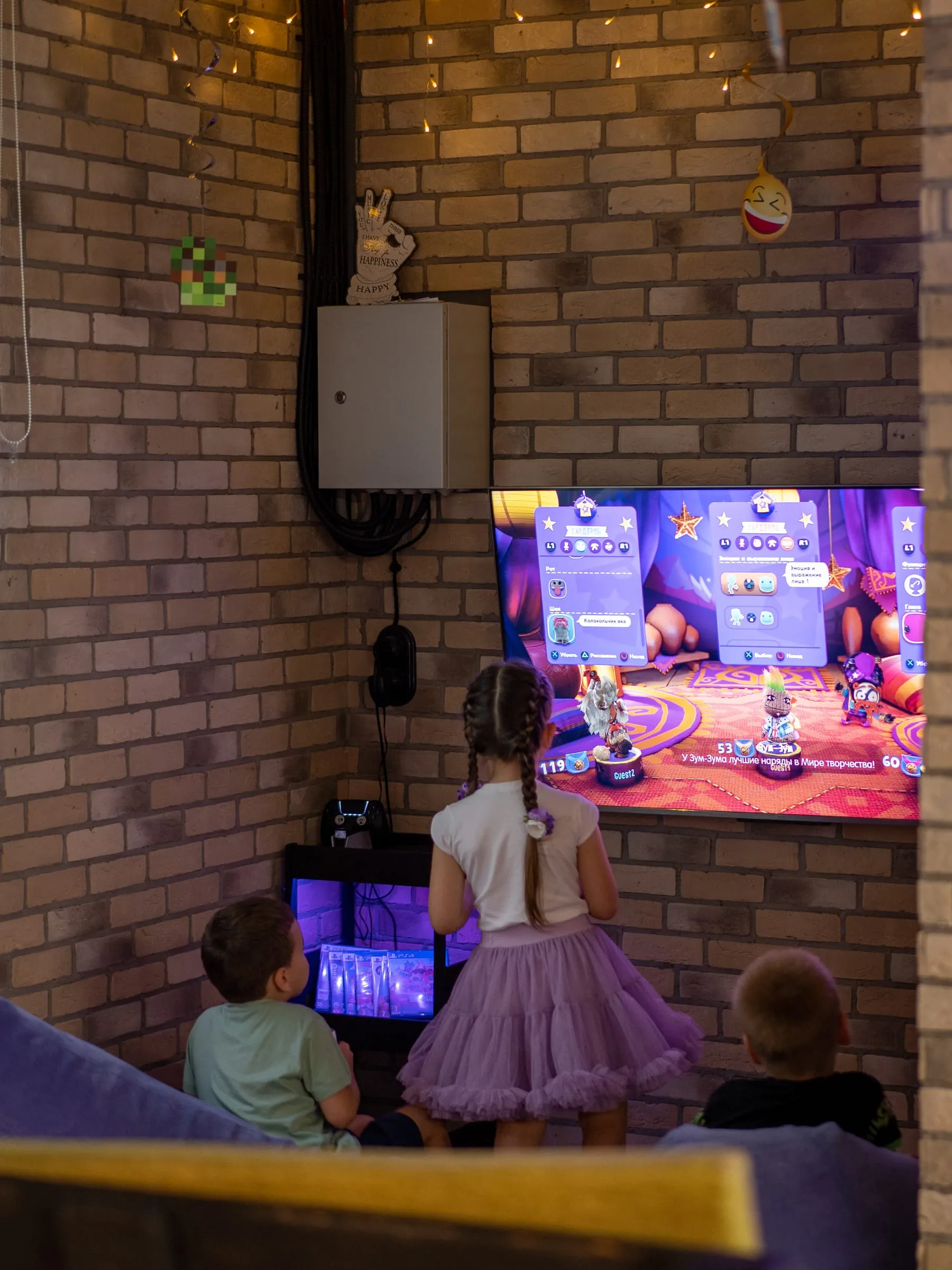 Дети играют на PlayStation 5