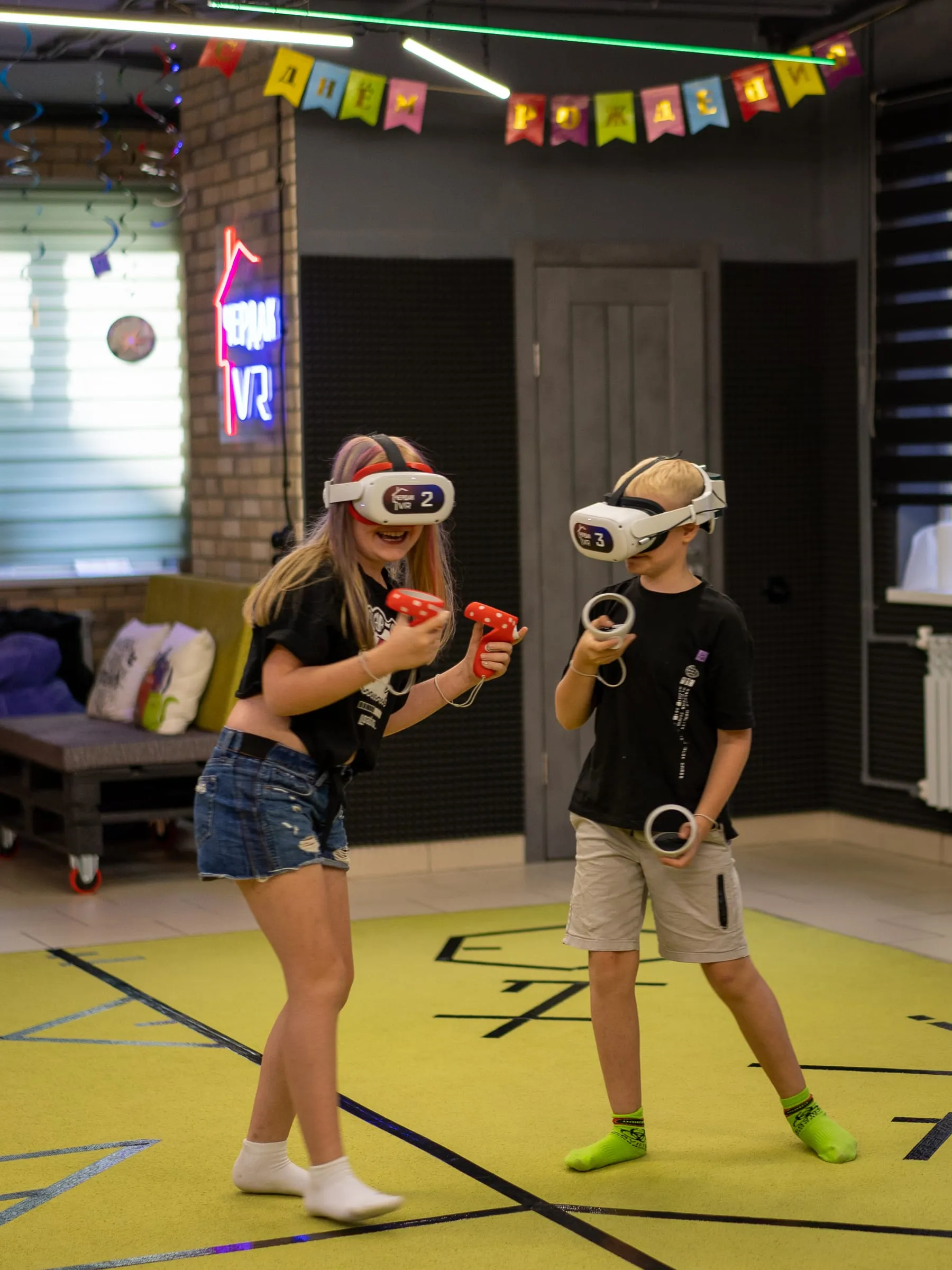 День рождения: дети играют на VR-арене