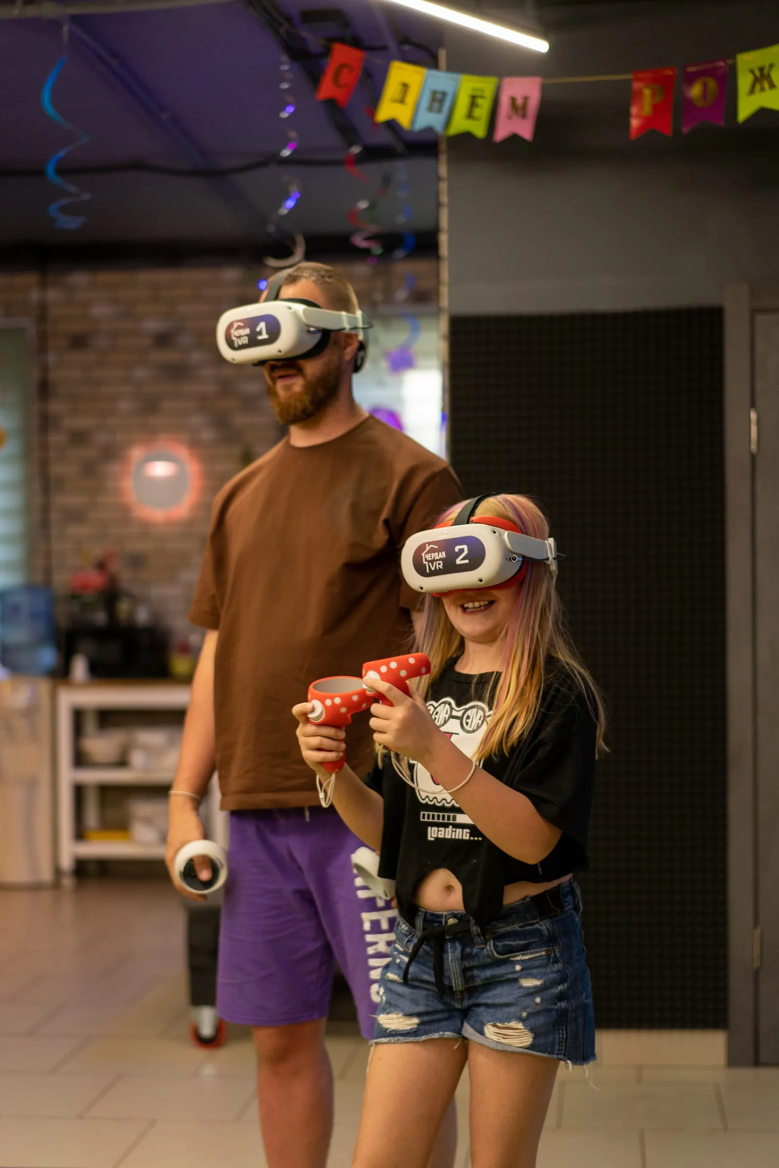 Взрослый и девочка в VR-шлемах на дне рождения