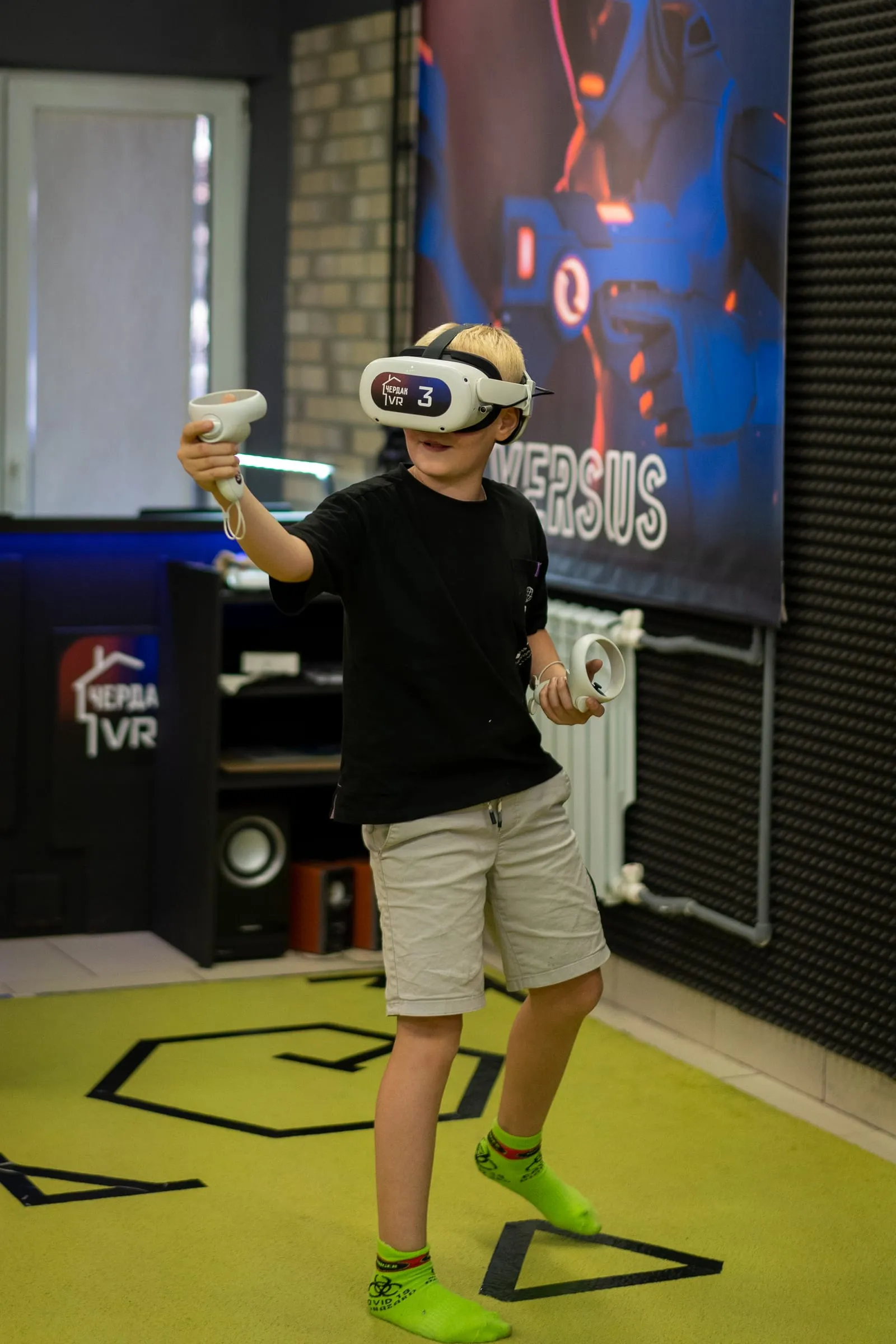 Мальчик играет на VR-арене